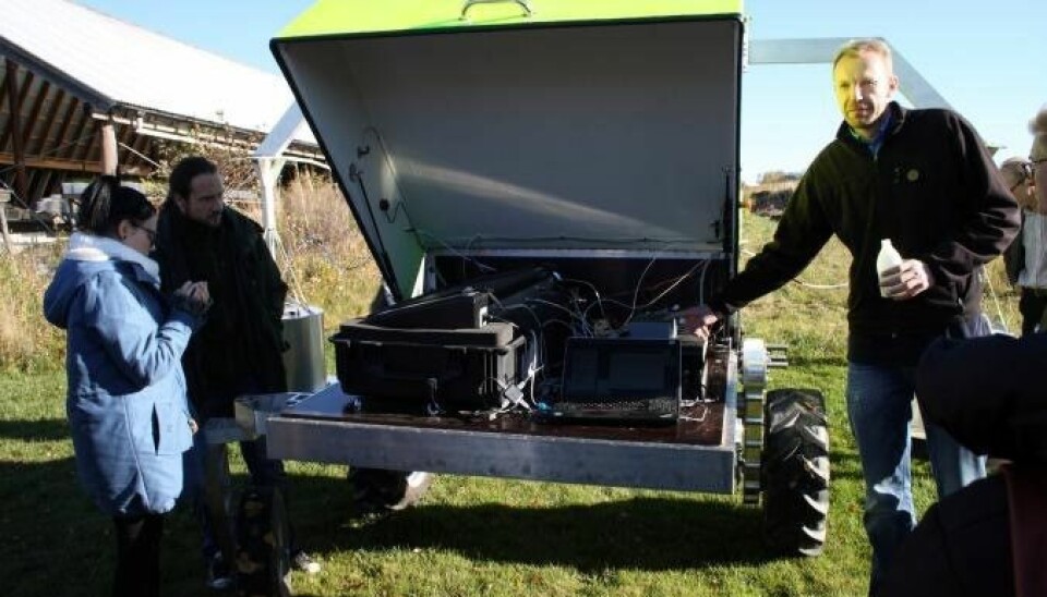 Demonstration of a field robot specialized  in measuirng gas emissions. (Photo: NORA)