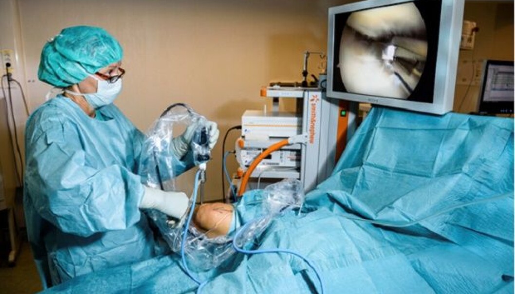 Nina Jullum Kise, PhD candidate, orthopaedic surgeon and senior consultant, performing an arthroscopic procedure on the meniscus of a patient. (Photo: Øystein Horgmo, UiO) Nina Jullum Kise, PhD candidate, orthopaedic surgeon and senior consultant, performing an arthroscopic procedure on the meniscus of a patient. (Photo: Øystein Horgmo, UiO)