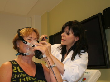 Nina Zisko (right), a researcher at CERG, the Cardiac Exercise Research Group, fits Aud Hepsø Johansson with a special mask for measuring maximal oxygen uptake in 2012, when the Generasjon 100 study was first started. (Photo: Nancy Bazilchuk) Nina Zisko (right), a researcher at CERG, the Cardiac Exercise Research Group, fits Aud Hepsø Johansson with a special mask for measuring maximal oxygen uptake in 2012, when the Generasjon 100 study was first started. (Photo: Nancy Bazilchuk)