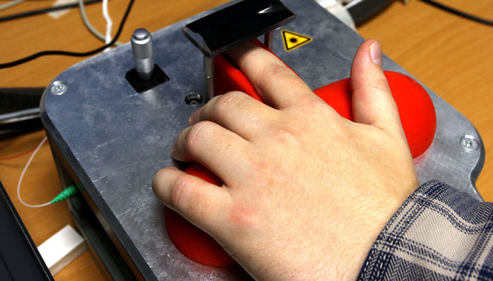 The software captures both the internal and external fingerprint and compares them with each other. In addition, imaged sweat ducts are a sure sign that the fingerprint hasn’t been faked. (Photo: Marte Helene Foss) The software captures both the internal and external fingerprint and compares them with each other. In addition, imaged sweat ducts are a sure sign that the fingerprint hasn’t been faked. (Photo: Marte Helene Foss)