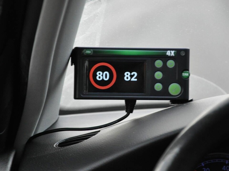 This is how the system appears to the driver. The 81 – 84 km/h range in an 80 km/h zone displays a flashing speed limit symbol. Beyond 84 km/h, an auditory signal is added to the flashing display. (Photo: SINTEF)