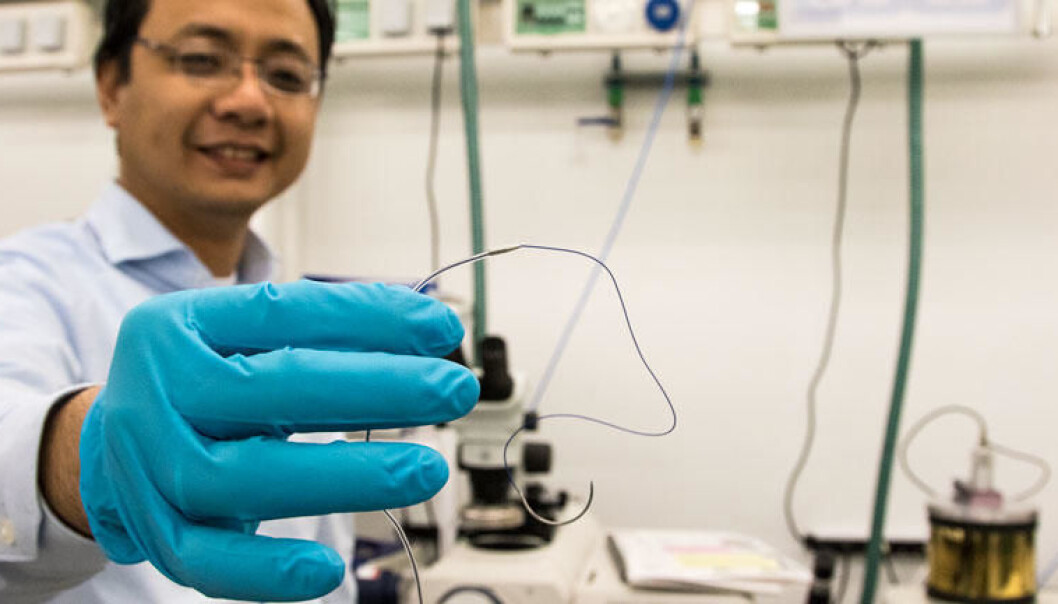 Researcher Anh Tuan Nguyen has developed the sensor device which uses accelerometers to monitor the heart. (Photo: Knut J. Meland) Researcher Anh Tuan Nguyen has developed the sensor device which uses accelerometers to monitor the heart. (Photo: Knut J. Meland)