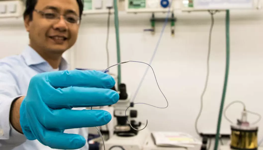 Researcher Anh Tuan Nguyen has developed the sensor device which uses accelerometers to monitor the heart. (Photo: Knut J. Meland)