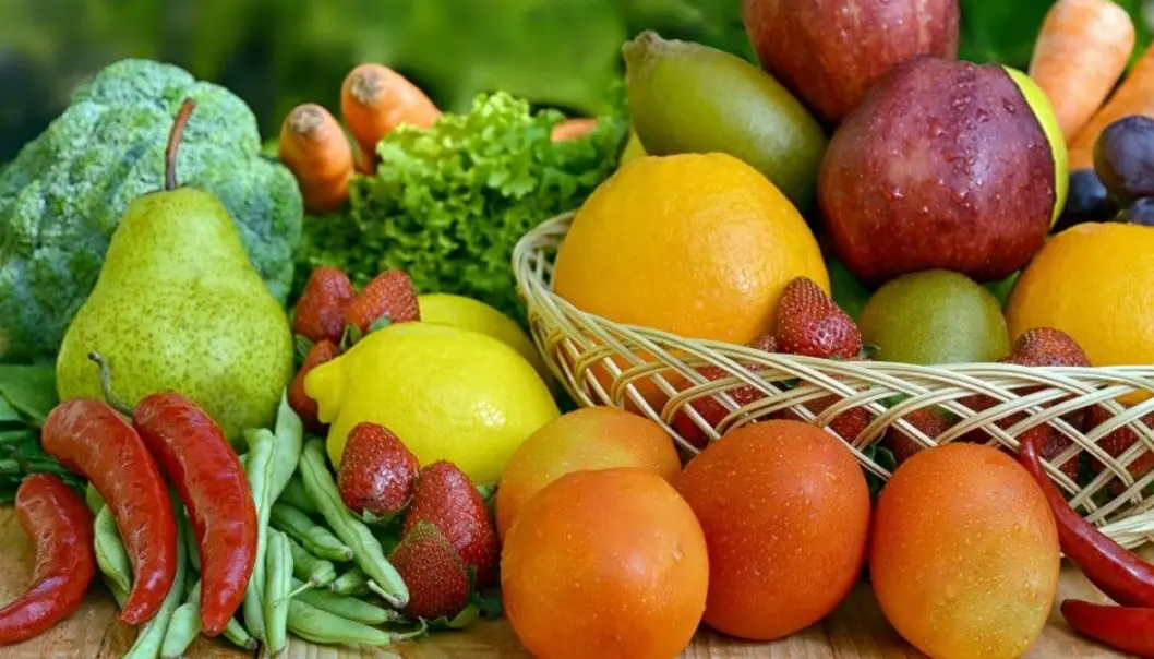 New research shows that the more fruits and vegetables we eat, the lower our general risk for heart disease, stroke, cancer and premature death. (Illustration photo: Colourbox) New research shows that the more fruits and vegetables we eat, the lower our general risk for heart disease, stroke, cancer and premature death. (Illustration photo: Colourbox)