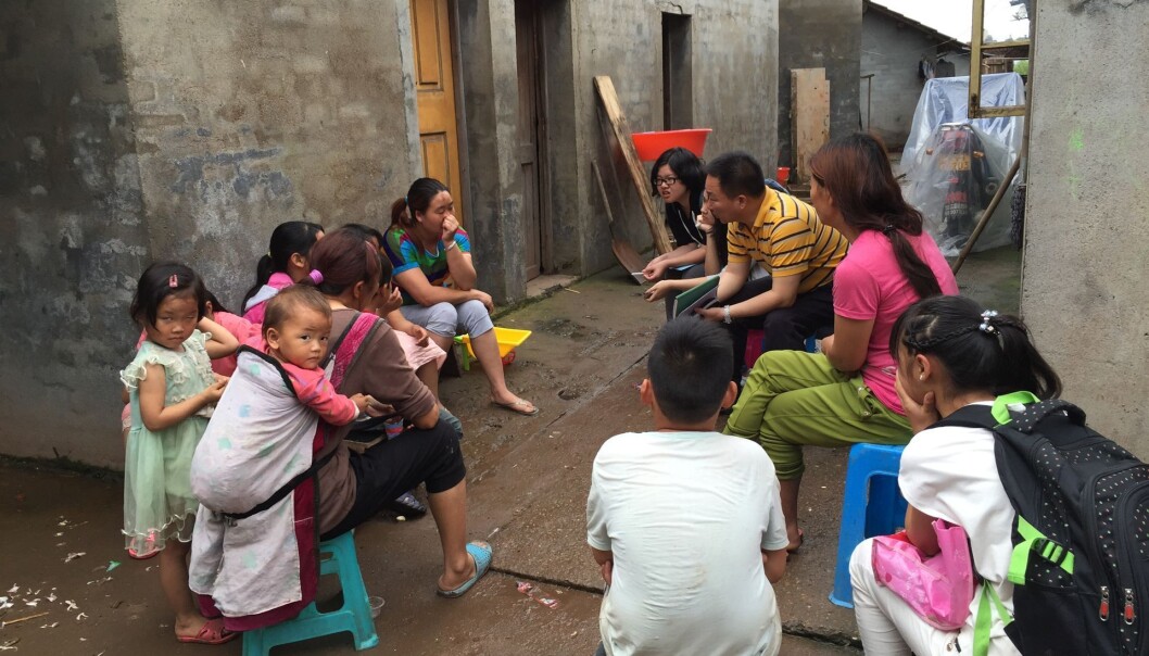 Professor Zhaohui Liu interviews rural-to-rural migrant citizens about air pollution. The scholars in the Airborne project at CAS find that few are aware of the significant health impact that is the result of household-produced air pollution, which is especially significant among the poorer and rural population. (Copy right: Airborne / Photo: Annica Thomsson) Professor Zhaohui Liu interviews rural-to-rural migrant citizens about air pollution. The scholars in the Airborne project at CAS find that few are aware of the significant health impact that is the result of household-produced air pollution, which is especially significant among the poorer and rural population. (Copy right: Airborne / Photo: Annica Thomsson)