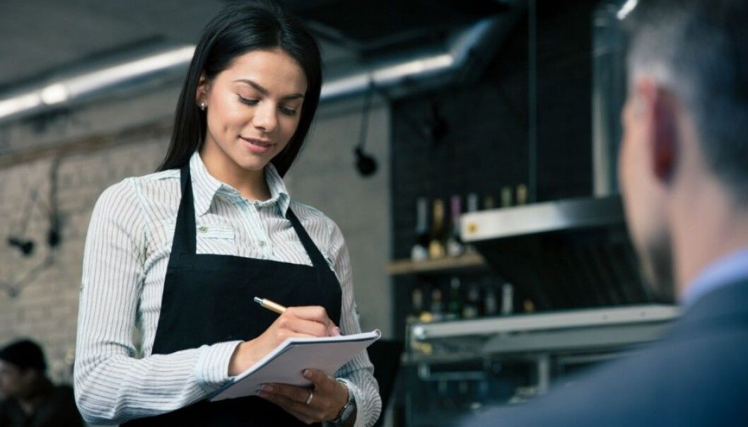 A new study shows that if your waiter looks healthy, you're more likely to go for a healthy option on the meny. (Illustrative photo: Colourbox) A new study shows that if your waiter looks healthy, you're more likely to go for a healthy option on the meny. (Illustrative photo: Colourbox)