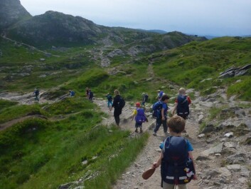 Walks and outdoor play in all kinds of weather are natural activities in a Norwegian nature kindergarten. That is not the case everywhere. (Photo: Kidsa Øvsttun) Walks and outdoor play in all kinds of weather are natural activities in a Norwegian nature kindergarten. That is not the case everywhere. (Photo: Kidsa Øvsttun)