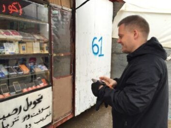 Professor Alf Inge Wang at a mobile phone store in a refugee camp in Turkey. (Photo: Liv Marte Nordhaug/Norad) Professor Alf Inge Wang at a mobile phone store in a refugee camp in Turkey. (Photo: Liv Marte Nordhaug/Norad)