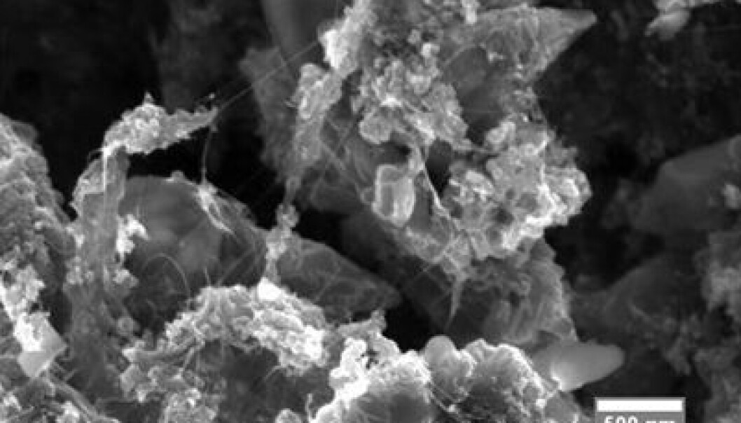 Elektronmikroskopi som viser ultrakondensatorens sammensatte belegg, som inneholder grafénflak og enkeltveggede karbon nanorør. Journal of Applied Physics Elektronmikroskopi som viser ultrakondensatorens sammensatte belegg, som inneholder grafénflak og enkeltveggede karbon nanorør. Journal of Applied Physics