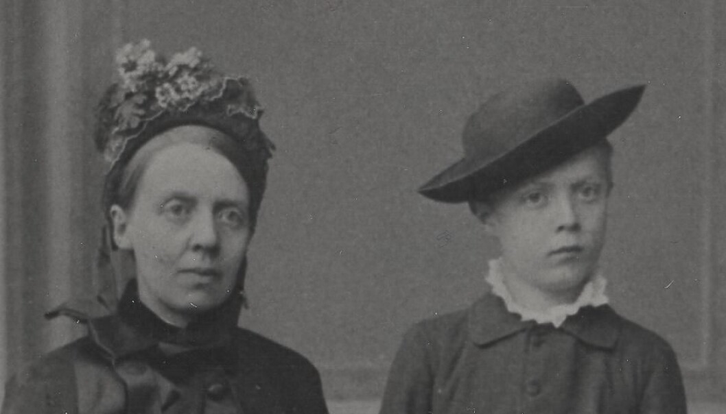 Fredrikke Marie Qvam and her son, David Andreas Qvam. David Andreas Qvam died of tuberculosis in 1889, shortly after this picture was taken. (The picture is from the archive of the Norwegian Women's Public Health Association, Norwegian National Archives) Fredrikke Marie Qvam and her son, David Andreas Qvam. David Andreas Qvam died of tuberculosis in 1889, shortly after this picture was taken. (The picture is from the archive of the Norwegian Women's Public Health Association, Norwegian National Archives)