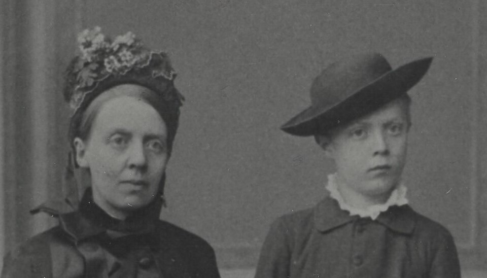 Fredrikke Marie Qvam and her son, David Andreas Qvam. David Andreas Qvam died of tuberculosis in 1889, shortly after this picture was taken. (The picture is from the archive of the Norwegian Women's Public Health Association, Norwegian National Archives)