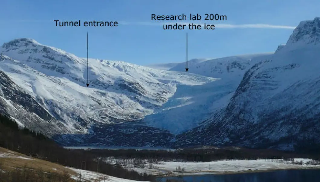 The arrows show the location of the Svartisen subglacial laboratory. (Photo: Hallgeir Elvehøy / NVE)