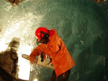Miriam Jackson takes ice samples with a chainsaw under the glacier. (Photo: Halfdan Benjaminsen / NVE) Miriam Jackson takes ice samples with a chainsaw under the glacier. (Photo: Halfdan Benjaminsen / NVE)