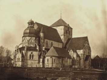 The oldest known photograph of Nidaros Cathedral, taken by an unknown photographer around 1857, before the last big restoration began. The Octagon, at far left, has a Baroque cupola that was built after the 1719 fire. (Photo: NDR) The oldest known photograph of Nidaros Cathedral, taken by an unknown photographer around 1857, before the last big restoration began. The Octagon, at far left, has a Baroque cupola that was built after the 1719 fire. (Photo: NDR)