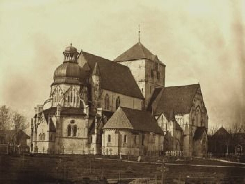 The oldest known photograph of Nidaros Cathedral, taken by an unknown photographer around 1857, before the last big restoration began. The Octagon, at far left, has a Baroque cupola that was built after the 1719 fire. (Photo: NDR)
