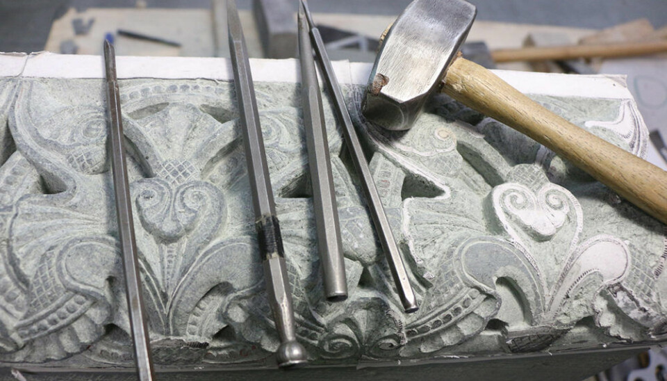 Carving the delicate pattern into this arch block requires a range of different sized chisels. (Photo: Nancy Bazilchuk, NTNU)