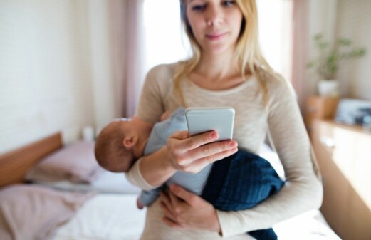 Researcher concerned: Are parents too focused on their smartphones?