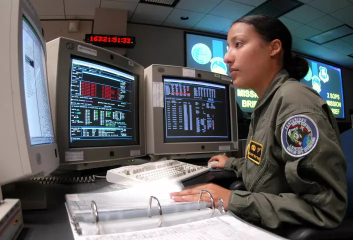 Nayibe Ramos er en av flere i USAs luftforsvar som overvåker og oppdaterer GPS-systemet. Bildet er fra 2005, og er tatt i 2d Space Operations Squadron ved Schriever Air Force Base i Colorado. (Foto: Mike Meares, USAF)