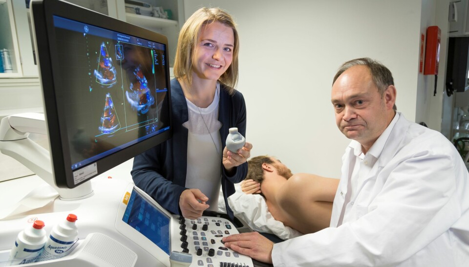 Forsker Sigrid Kaarstad Dahl ved SINTEF og overlege Stig Urheim fra Haukeland Universitetssykehus/Rikshospitalet, diskuterer 3D ultralydopptak av forsøkspersonens hjerte. (Foto: Thor Nielsen)