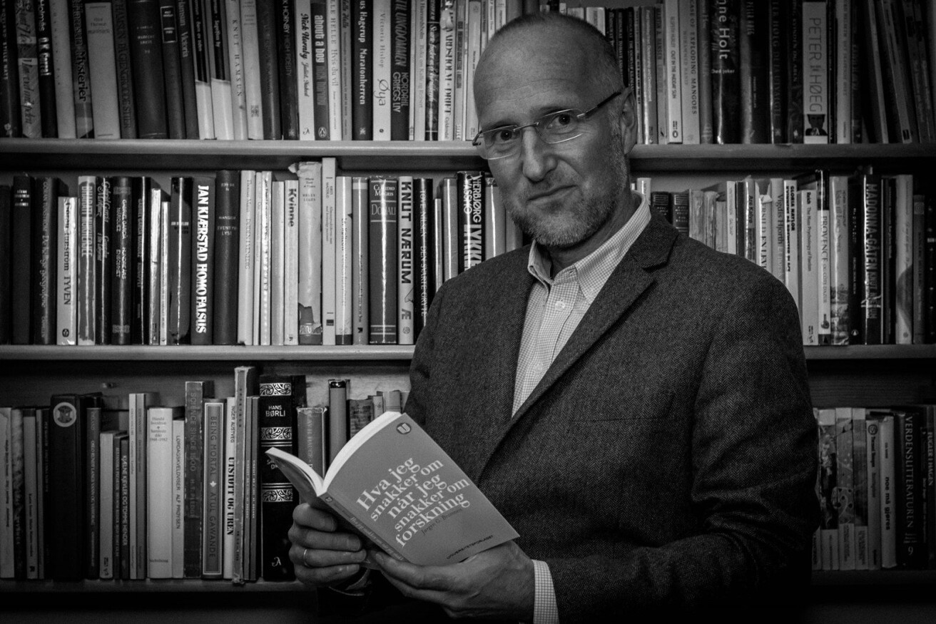 Dersom professor Jørgen Bramness skulle invitert til firestjerners teselskap, ville Niels Bohr, Michel Foucault og Baruch Spinoza stått på gjestelisten. Selv er han aktuell med en bok som skal forklare oss hva forskning egentlig handler om, i en tid hvor vi omgir oss med stadig mer forskningsresultater. (Foto: Marte Guldal Bramness) Dersom professor Jørgen Bramness skulle invitert til firestjerners teselskap, ville Niels Bohr, Michel Foucault og Baruch Spinoza stått på gjestelisten. Selv er han aktuell med en bok som skal forklare oss hva forskning egentlig handler om, i en tid hvor vi omgir oss med stadig mer forskningsresultater. (Foto: Marte Guldal Bramness)
