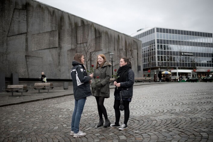 Stavanger var en av kommunene der mange unge ble valgt inn i kommunestyret i 2011. Her tre Stavanger-ungdommer som i 2012 markerer motstand mot Anders Behring Breiviks terror og synspunkter. (Foto: Tommy Ellingsen, NTB scanpix) Stavanger var en av kommunene der mange unge ble valgt inn i kommunestyret i 2011. Her tre Stavanger-ungdommer som i 2012 markerer motstand mot Anders Behring Breiviks terror og synspunkter. (Foto: Tommy Ellingsen, NTB scanpix)