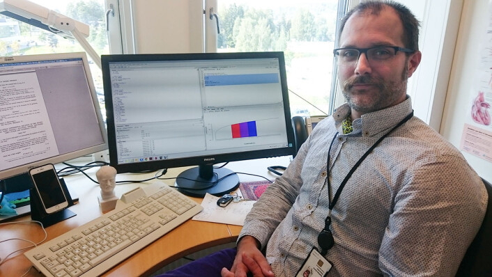 Mathias Barra omformer kompleks virkelighet ute i sykehushverdagen til matematiske simuleringer. De viser hvordan fagfolk og utstyr kan organiseres for å få mest mulig ut av hver helsekrone. (Foto: Arnfinn Christensen, forskning.no) Mathias Barra omformer kompleks virkelighet ute i sykehushverdagen til matematiske simuleringer. De viser hvordan fagfolk og utstyr kan organiseres for å få mest mulig ut av hver helsekrone. (Foto: Arnfinn Christensen, forskning.no)