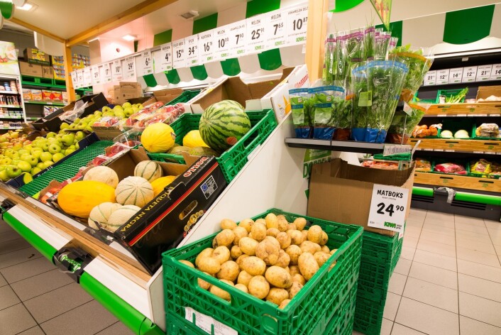 Poteter og grønnsaker i Kiwi-butikk. (Foto: Erling Fløistad, Nibio) Poteter og grønnsaker i Kiwi-butikk. (Foto: Erling Fløistad, Nibio)