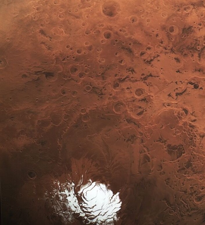 (Tørr)isen på sydpolen på Mars, og noen interessante kratere på den sydlige halvkule der, sett fra ESAs romsonde Mars Express. (Bilde: ESA/DLR/FU Berlin, CC BY-SA 3.0 IGO) (Tørr)isen på sydpolen på Mars, og noen interessante kratere på den sydlige halvkule der, sett fra ESAs romsonde Mars Express. (Bilde: ESA/DLR/FU Berlin, CC BY-SA 3.0 IGO)