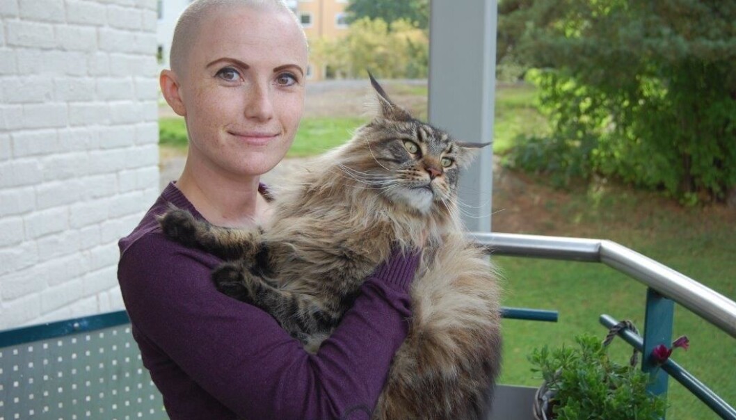 - Jeg er glad for at HPV-vaksinen nå skal tilbys flere kvinner. Jeg håper flest mulig av dem tar den, sier Cilje Liane (30 år). Dermed kan de redusere risikoen for å oppleve det samme som henne. Hun fikk kreft i livmorhalsen midtveis i sitt første svangerskap. Legene måtte avbryte det, og hun er nettopp ferdig med cellegift. (Foto: Anne Lise Stranden, forskning.no) - Jeg er glad for at HPV-vaksinen nå skal tilbys flere kvinner. Jeg håper flest mulig av dem tar den, sier Cilje Liane (30 år). Dermed kan de redusere risikoen for å oppleve det samme som henne. Hun fikk kreft i livmorhalsen midtveis i sitt første svangerskap. Legene måtte avbryte det, og hun er nettopp ferdig med cellegift. (Foto: Anne Lise Stranden, forskning.no)