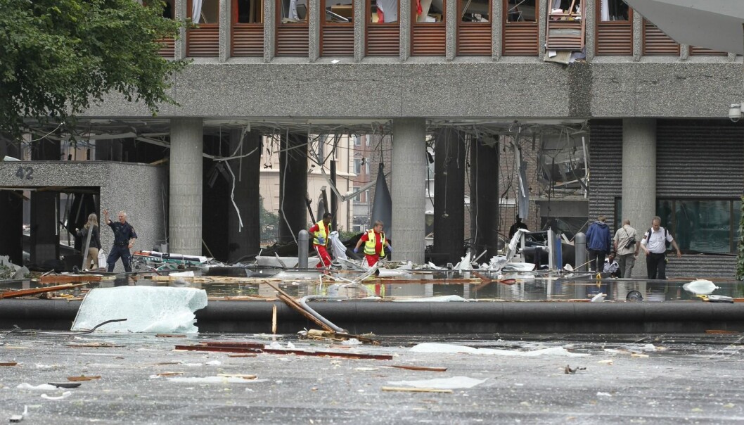 Bomben i Regjeringskvartalet gikk av en fredag ettermiddag midt på sommeren. Mange av de ansatte var ikke på jobb da terroren rammet, men flere av dem har likevel liknende PTSD-symptomer som personene som var der. (Foto: Berit Roald, NTB scanpix) Bomben i Regjeringskvartalet gikk av en fredag ettermiddag midt på sommeren. Mange av de ansatte var ikke på jobb da terroren rammet, men flere av dem har likevel liknende PTSD-symptomer som personene som var der. (Foto: Berit Roald, NTB scanpix)