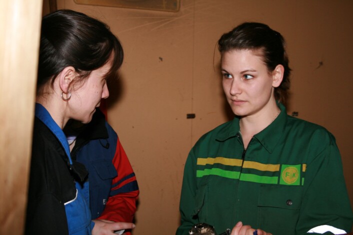 Forsker Judit Bánfiné Vas til venstre og stipendiat Rachel Chojnacki til høyre. Godt samarbeid og sansen for detaljplanlegging er nødvendige egenskaper for å gjennomføre alle testene. (Foto: Janne Karin Brodin) Forsker Judit Bánfiné Vas til venstre og stipendiat Rachel Chojnacki til høyre. Godt samarbeid og sansen for detaljplanlegging er nødvendige egenskaper for å gjennomføre alle testene. (Foto: Janne Karin Brodin)