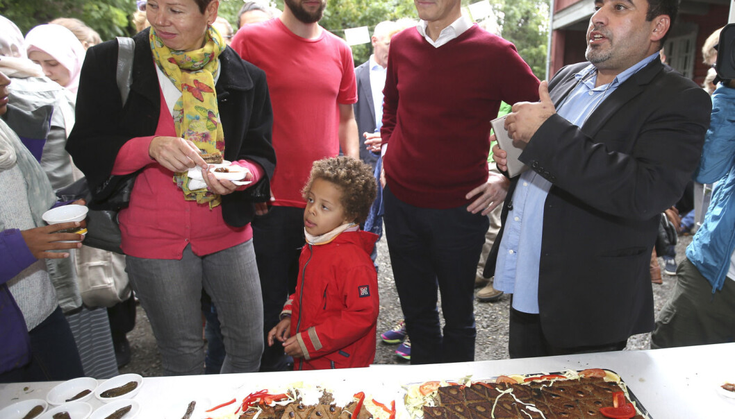 Ap-leder Jonas Gahr Støre besøkte i valgkampen Geitmyra matkultursenter for barn i anledning arrangementet Syrisk familiemiddag og innsamling til syriske flyktninger. (Foto: Terje Pedersen, NTB scanpix) Ap-leder Jonas Gahr Støre besøkte i valgkampen Geitmyra matkultursenter for barn i anledning arrangementet Syrisk familiemiddag og innsamling til syriske flyktninger. (Foto: Terje Pedersen, NTB scanpix)