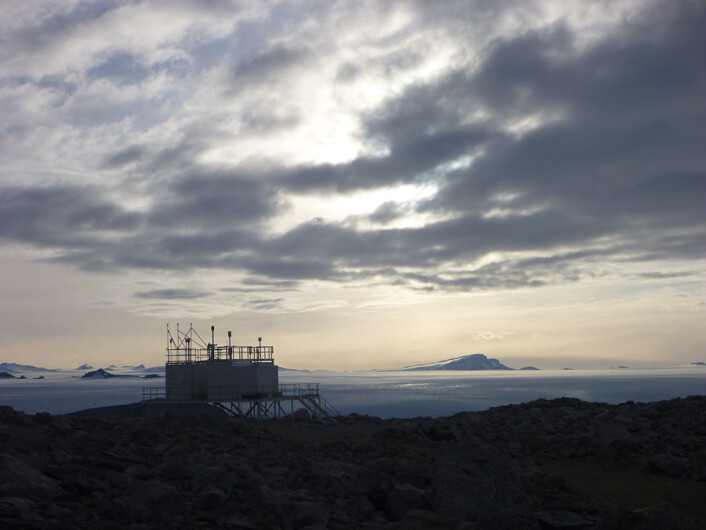 NILU måler ozon og UV-stråling ved observatoriene Zeppelin på Svalbard, Trollhaugen i Antarktis (bildet), ALOMAR på Andøya og i samarbeid med Fysisk institutt, UiO, fra toppen av kjemibygget på Blindern. (Foto: NILU – Norsk institutt for luftforskning) NILU måler ozon og UV-stråling ved observatoriene Zeppelin på Svalbard, Trollhaugen i Antarktis (bildet), ALOMAR på Andøya og i samarbeid med Fysisk institutt, UiO, fra toppen av kjemibygget på Blindern. (Foto: NILU – Norsk institutt for luftforskning)