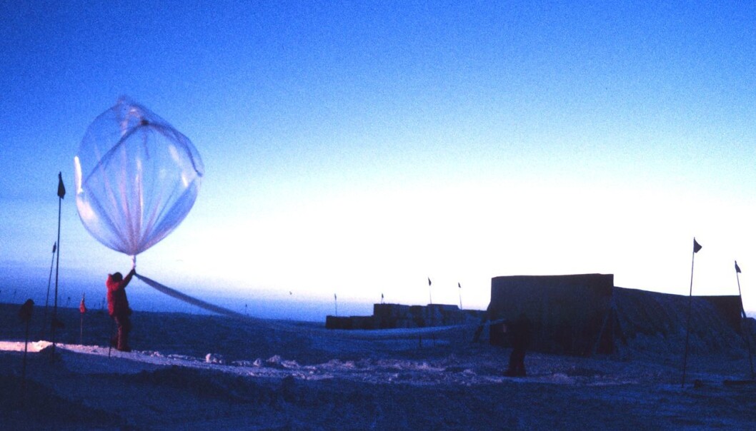 Bildet er tatt i november 2005. Det viser forskere fra NOAA - National Oceanic and Atmospheric Administration, sender opp en ballong som skal måle ozonlaget over Sydpolen. (Foto: Wikimedia Commons, fri lisens) Bildet er tatt i november 2005. Det viser forskere fra NOAA - National Oceanic and Atmospheric Administration, sender opp en ballong som skal måle ozonlaget over Sydpolen. (Foto: Wikimedia Commons, fri lisens)