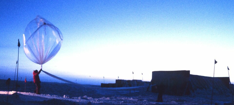 Bildet er tatt i november 2005. Det viser forskere fra NOAA - National Oceanic and Atmospheric Administration, sender opp en ballong som skal måle ozonlaget over Sydpolen.  (Foto: Wikimedia Commons, fri lisens)