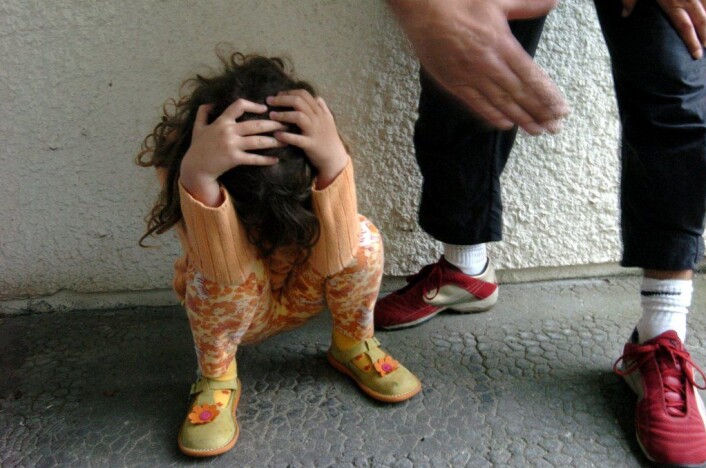 – En grunn til at vold i nære relasjoner er så skadelig, er at det foregår over så lang tid. Barna har kanskje levd med vold i familien fra de var bitte små. Og hvis vi ikke kan være trygge i relasjon til våre nærmeste omsorgspersoner, hvor kan vi da være trygge? sier Skårdalsmo. (Illustrasjonsfoto: Colourbox) – En grunn til at vold i nære relasjoner er så skadelig, er at det foregår over så lang tid. Barna har kanskje levd med vold i familien fra de var bitte små. Og hvis vi ikke kan være trygge i relasjon til våre nærmeste omsorgspersoner, hvor kan vi da være trygge? sier Skårdalsmo. (Illustrasjonsfoto: Colourbox)