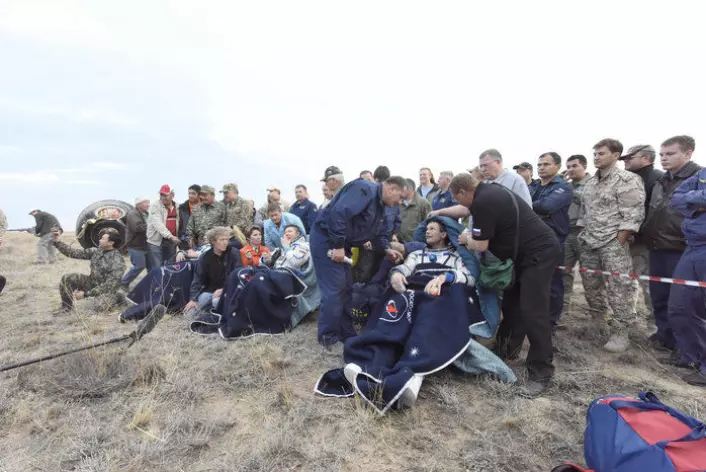Andreas Mogensen, ESAs danske astronaut, etter landingen i Kasakhstan etter sitt opphold på romstasjonen. I bakgrunnen sitter kommandør Gennadij Padalka som sammenlagt har vært i rommet i 879 dager. (Foto: ESA/S. Corvaja)
