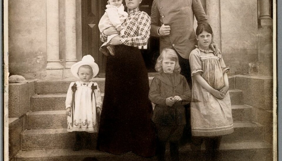 Family portrait in the Nansen family home, Polhøgda, in 1902. From left: Irmelin (1900-1977), Odd (1901-1973) on his arm, Eva Nansen, Kåre (1897-1964), Fridtjof Nansen and Liv (1893-1959). (Photo: L. Szacinski /National Library)
