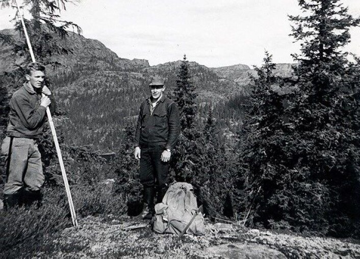 Fra 1960 til 1980 besto Landsskogtakseringens takstlag av som regel tre personer. Her ser vi assistentene Magne Harald Viken og Arvid Viken et sted i Buskerud i 1965. (Foto: Ole Viken) Fra 1960 til 1980 besto Landsskogtakseringens takstlag av som regel tre personer. Her ser vi assistentene Magne Harald Viken og Arvid Viken et sted i Buskerud i 1965. (Foto: Ole Viken)