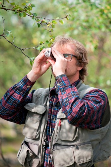Landsskogtakseringens Erik Sørensen med en Vertex høyde- og avstandsmåler. (Foto: Lars Sandved Dalen, Nibio) Landsskogtakseringens Erik Sørensen med en Vertex høyde- og avstandsmåler. (Foto: Lars Sandved Dalen, Nibio)