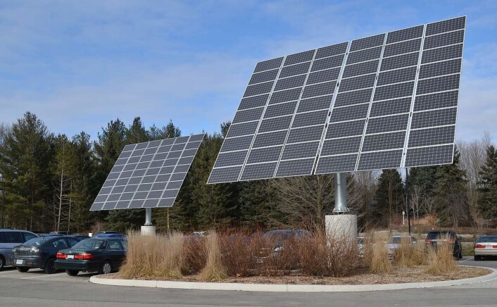 Styrbare solcellepaneler fanger mer sol, men må bygges store og tunge for å motstå kreftene fra vind. Disse panelene står på anlegget Earth Rangers Centre, et utstillingsvindu for miljøvennlig bygningsteknologi i Ontario i Canada. (Foto: Raysonho @ Open Grid Scheduler / Grid Engine, Creative Commons Attribution-Share Alike 3.0 Unported license) Styrbare solcellepaneler fanger mer sol, men må bygges store og tunge for å motstå kreftene fra vind. Disse panelene står på anlegget Earth Rangers Centre, et utstillingsvindu for miljøvennlig bygningsteknologi i Ontario i Canada. (Foto: Raysonho @ Open Grid Scheduler / Grid Engine, Creative Commons Attribution-Share Alike 3.0 Unported license)