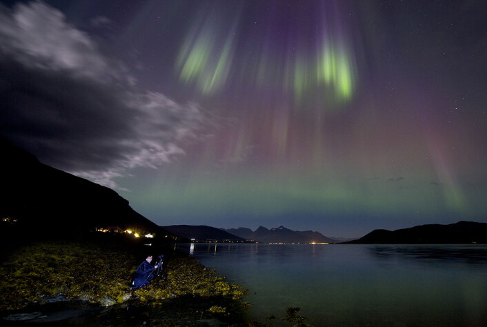 Nordlysfotograf Truls Tiller i full sving. Bildene spres over hele verden via sosiale medier. (Foto: Stig Brøndbo) Nordlysfotograf Truls Tiller i full sving. Bildene spres over hele verden via sosiale medier. (Foto: Stig Brøndbo)