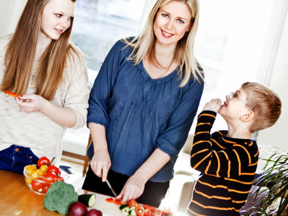 Involving children in food preparation is a good start for a healthy diet, says Elisabeth Lind Melbye, as she makes dinner together with daughter Lea Sofie and son Wiljar. (Photo: Elisabeth Tønnessen/UiS)