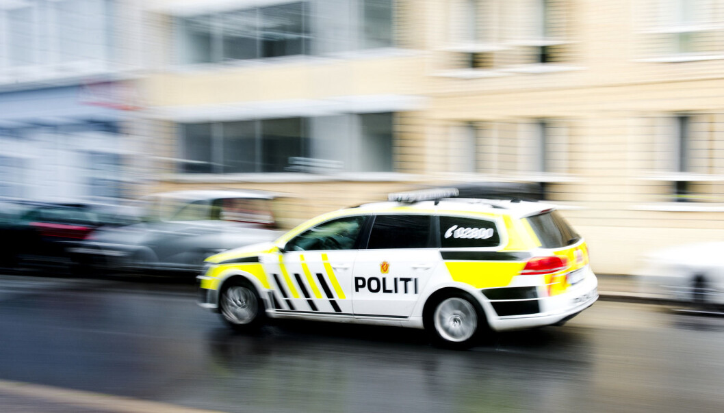 Det er svært sjelden at en politibil er på vei hjem til en mishandlet eldre kvinne eller mann. Men mange blir utsatt for vold fra barn og barnebarn. Volden mot eldre er skjult og tabubelagt fordi den ofte blir utført av offerets aller nærmeste. (Foto: Jon Olav Nesvold, scanpix) Det er svært sjelden at en politibil er på vei hjem til en mishandlet eldre kvinne eller mann. Men mange blir utsatt for vold fra barn og barnebarn. Volden mot eldre er skjult og tabubelagt fordi den ofte blir utført av offerets aller nærmeste. (Foto: Jon Olav Nesvold, scanpix)