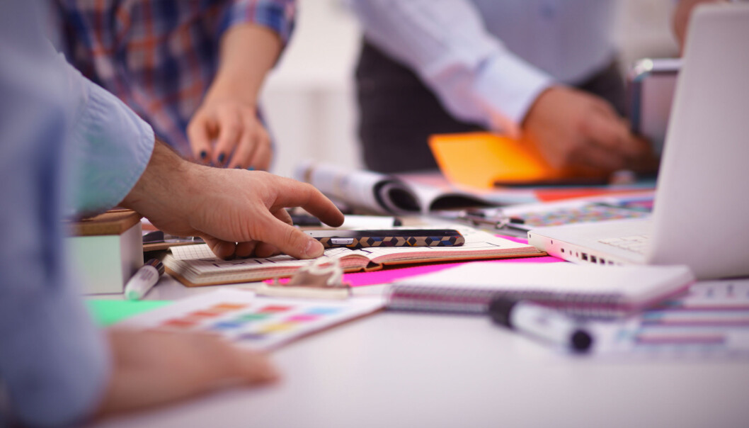 Medarbeidere blir mer kreative ved å bruke informasjon fra indirekte nettverk. Det vil si nettverket til personer og bedrifter de har direkte kontakt med gjennom jobben. (Foto: Microstock) Medarbeidere blir mer kreative ved å bruke informasjon fra indirekte nettverk. Det vil si nettverket til personer og bedrifter de har direkte kontakt med gjennom jobben. (Foto: Microstock)