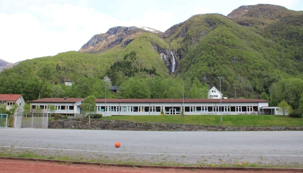 Hyen skule er ein 1-10-skule i bygda Hyen, i Sogn og Fjordane. Skulen har berre 61 elevar (tal frå 2008). (Foto: Chell Hill) Hyen skule er ein 1-10-skule i bygda Hyen, i Sogn og Fjordane. Skulen har berre 61 elevar (tal frå 2008). (Foto: Chell Hill)