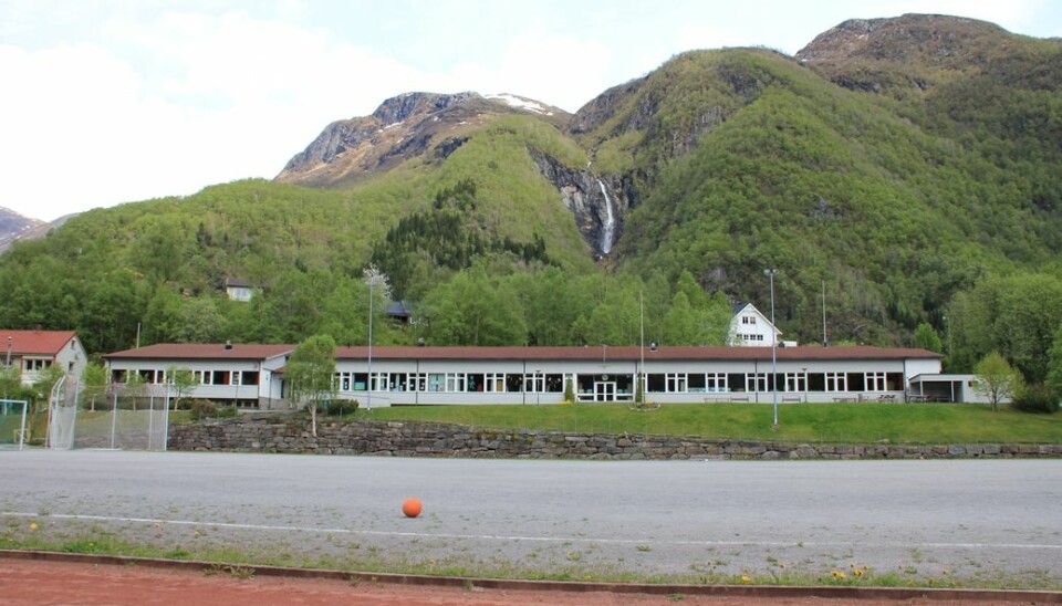 Hyen skule er ein 1-10-skule i bygda Hyen, i Sogn og Fjordane. Skulen har berre 61 elevar (tal frå 2008). (Foto: Chell Hill)