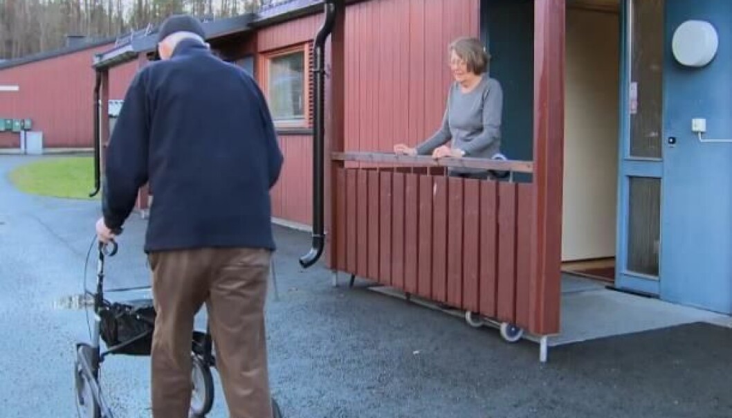 Med mobil trygghetsalarm kan eldre opprettholde sin selvstendighet, nyte sin frihet og fortsette sine utendørs aktiviteter. (Foto: Bærum kommune) Med mobil trygghetsalarm kan eldre opprettholde sin selvstendighet, nyte sin frihet og fortsette sine utendørs aktiviteter. (Foto: Bærum kommune)