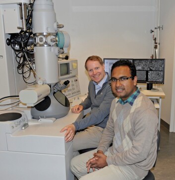 Tor Paaske Utheim og Rakibul Islam ved Institutt for oral biologi ved UiO forsker på hvordan en kan kurere noen former for blindhet med et globalt perspektiv. (Foto: Per Gran, Det odontologiske fakultet, UiO) Tor Paaske Utheim og Rakibul Islam ved Institutt for oral biologi ved UiO forsker på hvordan en kan kurere noen former for blindhet med et globalt perspektiv. (Foto: Per Gran, Det odontologiske fakultet, UiO)