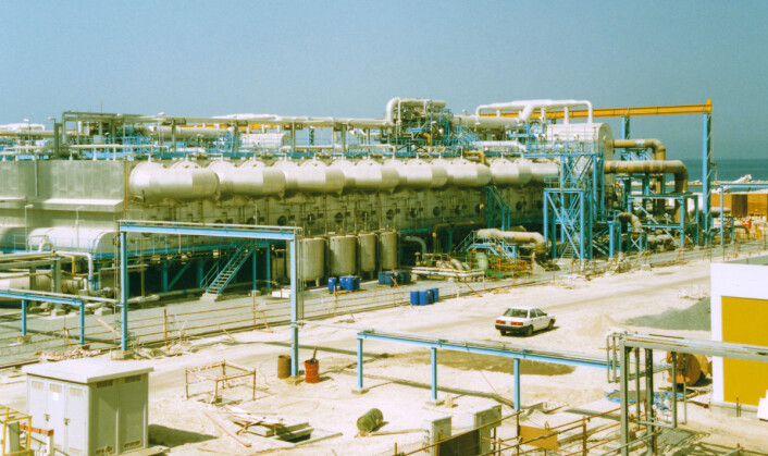 Dette avsaltningsanlegget i Dubai bruker fordampning av havvann i flere trinn for å lage ferskvann. Metoden krever mer energi enn omvendt osmose. Bildet er tatt i 1994. (Foto: Starsend, Creative Commons Attribution-Share Alike 3.0 Unported) Dette avsaltningsanlegget i Dubai bruker fordampning av havvann i flere trinn for å lage ferskvann. Metoden krever mer energi enn omvendt osmose. Bildet er tatt i 1994. (Foto: Starsend, Creative Commons Attribution-Share Alike 3.0 Unported)